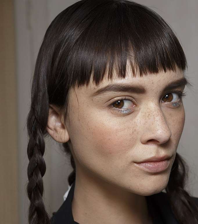 Zadig & Voltaire مع الغرة القصيرة والبلاش الزهري 