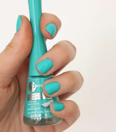 الأزرق يزيّن أظافرك مع 1 Seconde