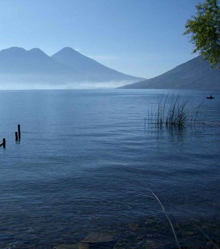 بحيرة Atitlan في غواتيمالا