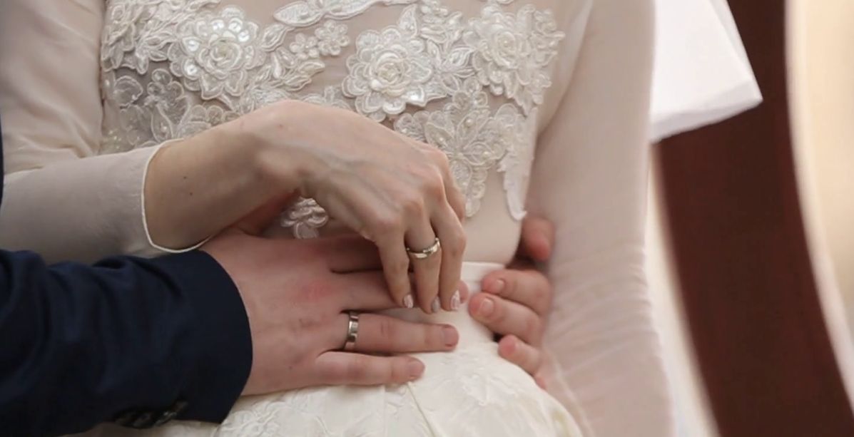 لماذا يفضّل الرجل أن تبقي العروس تفاصيل الليلة الأولى سراً بينهما؟ ومم يخاف؟