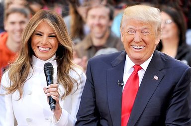 بالفيديو: ميلانيا ترامب تنقذ زوجها دونالد من موقف محرج وهذا ما فعلته أمام الملايين!