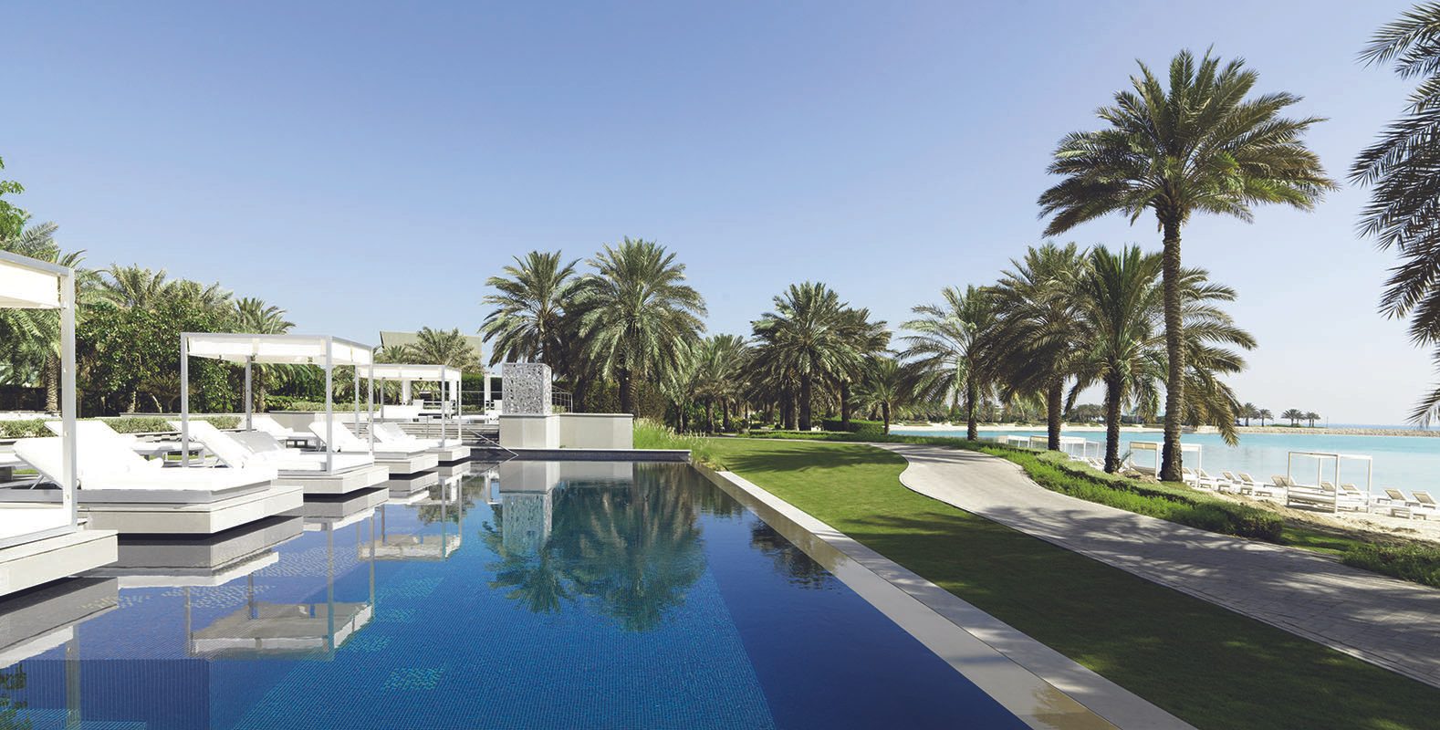 فندق الريتز كارلتون يقدّم لضيوفه حدائق واسعة وبرك سباحة متعددة