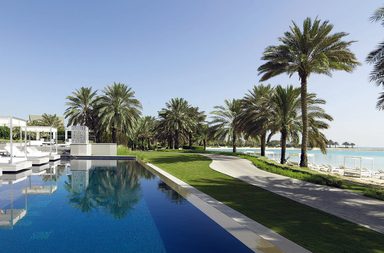 فندق الريتز كارلتون يقدّم لضيوفه حدائق واسعة وبرك سباحة متعددة