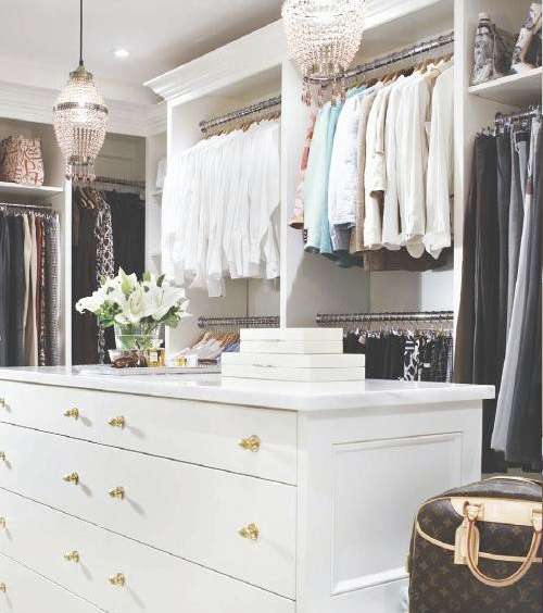 غرفة ملابسك بخزانة في الوسط