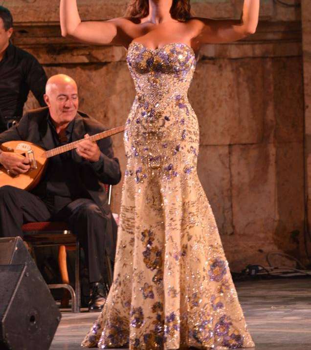 فستان فخم مزيّن بالترتر الذهبي والبنفسجي