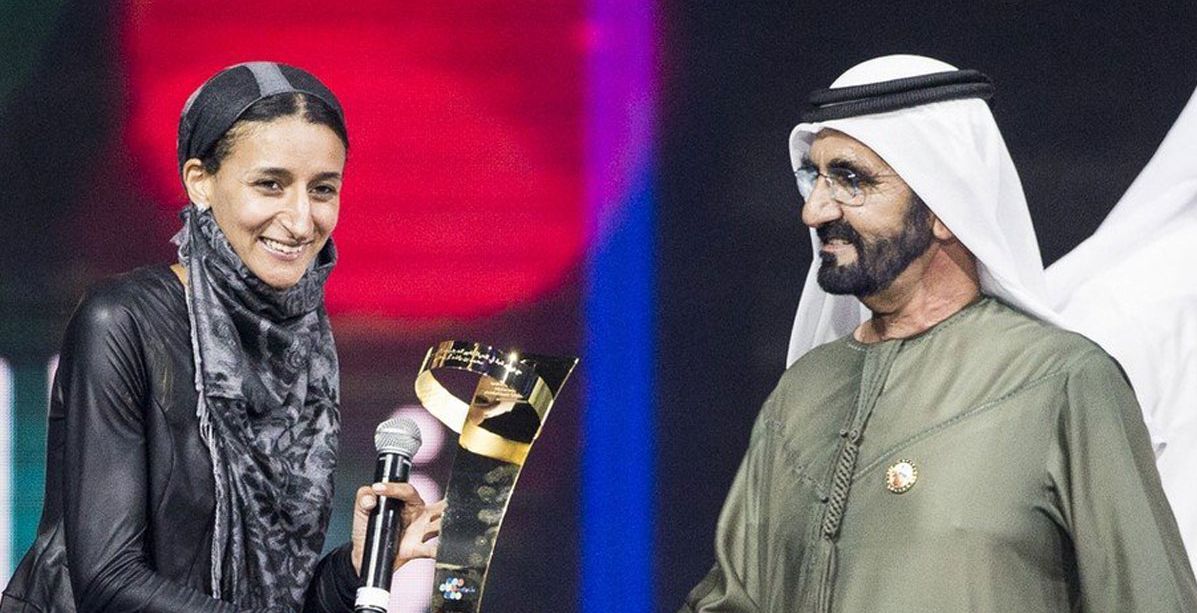 بالفيديو: لحظات مؤثرة أبكت حاكم دبي أمام عدسات الكاميرا...والسبب إمرأة