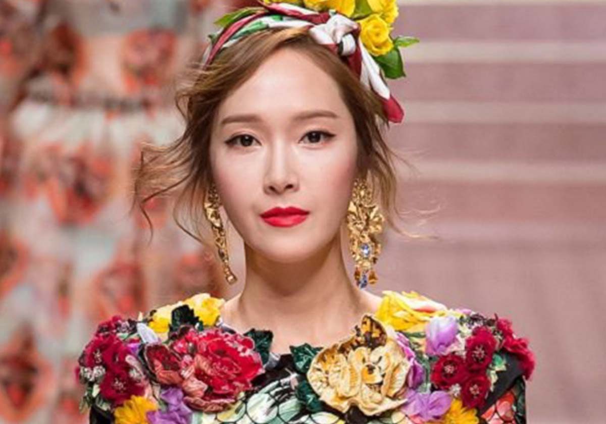 كلاسيكية دوتشي أند غابانا مع أحمر الشفاه والآيلاينر