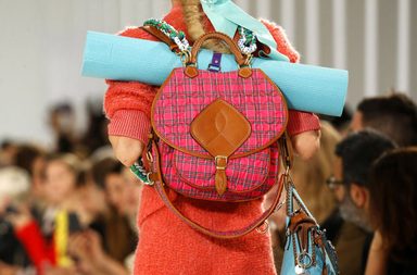حقيبة الظهر المقطعة Plaid باسلوب شنطة المدرسة من Maison Martin Margiela لصيف 2017