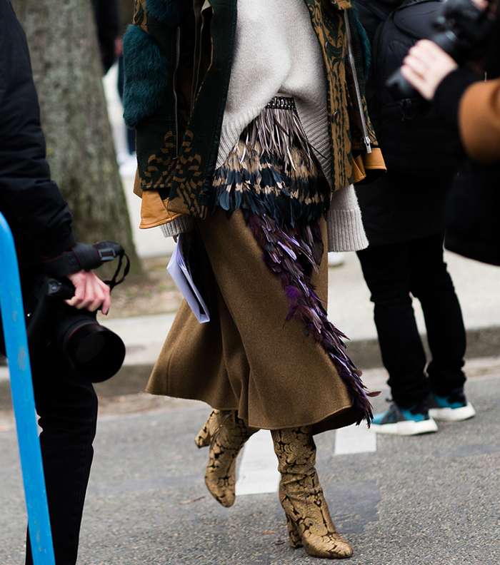حزام من الريش مع اطلالة بموضة الـ Layering في شوارع باريس