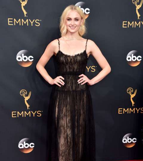 صوفي تورنر بفستان من فالينتينو في حفل الايمي