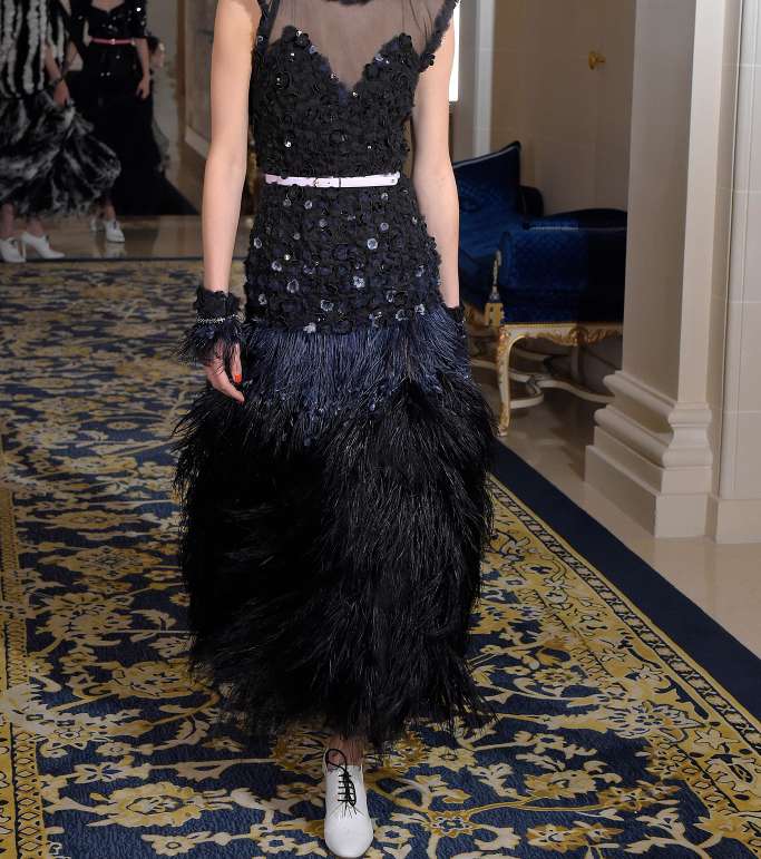 فستان الريش بالطول المتوسط من مجموعة CHANEL Metiers d'art