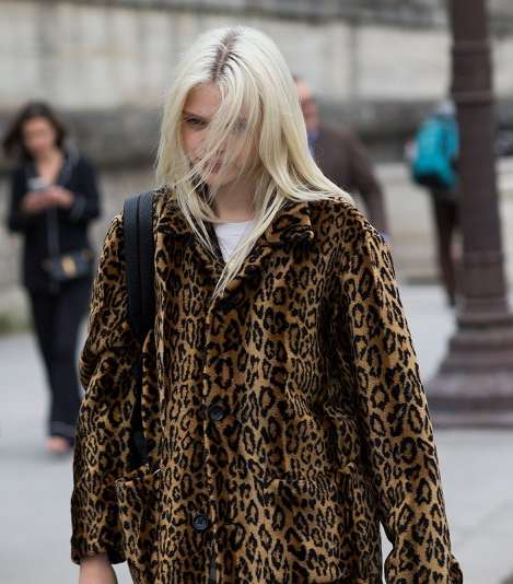 معطف بنقشة النمر في شوارع باريس