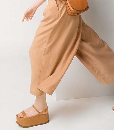 ارتدي أحذية الـ Platform Wedges مع السراويل الواسعة