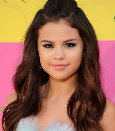 الماكياج الملّون تناغم مع ملامحها وطبيعة المناسبة في 2013 Kids' Choice Awards