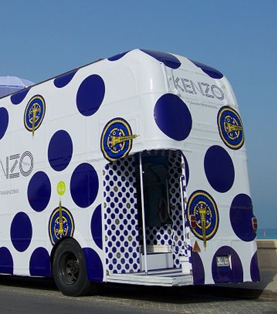 بالصور، حافلة أزياء Kenzo في شوارع دبي