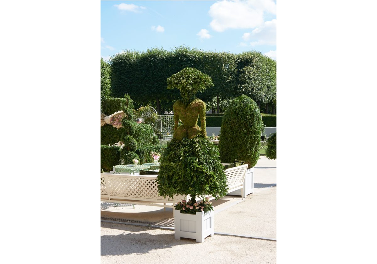 حديقة حالمة وارئعة على شكل فساتين في معرض كريستيان ديور