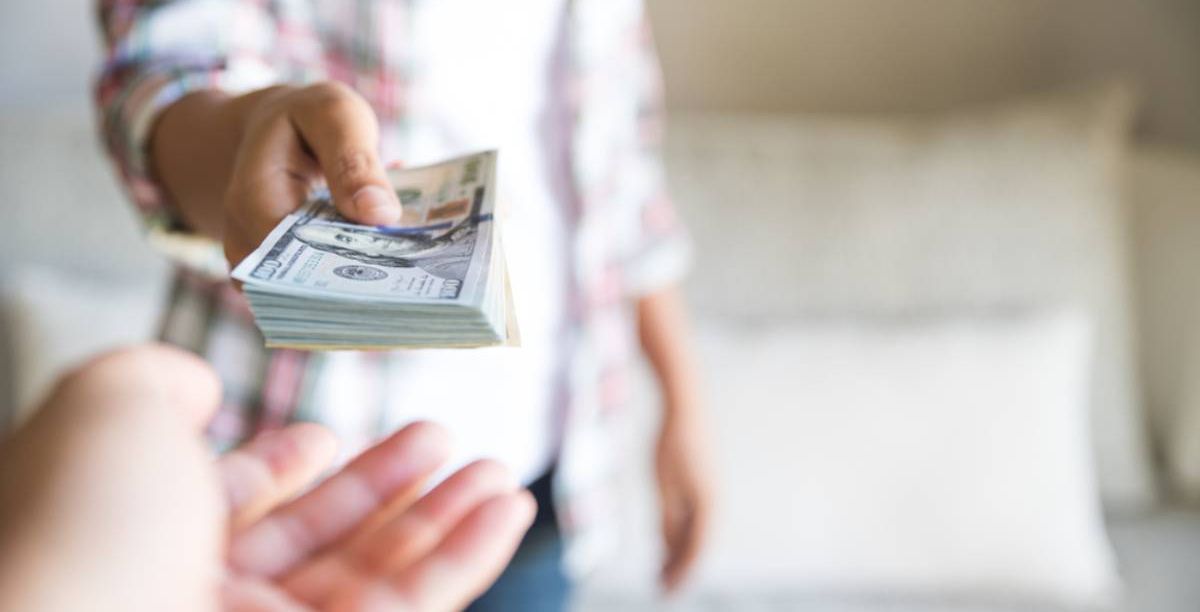 حلمت بشخص يعطيني فلوس