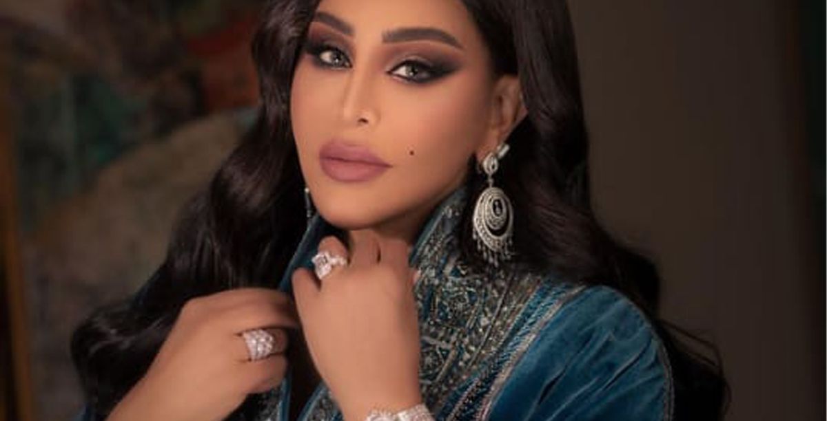 الفنانة أحلام تقدم دعمها لشبان سعوديين بدون مقابل في معرض العطور 