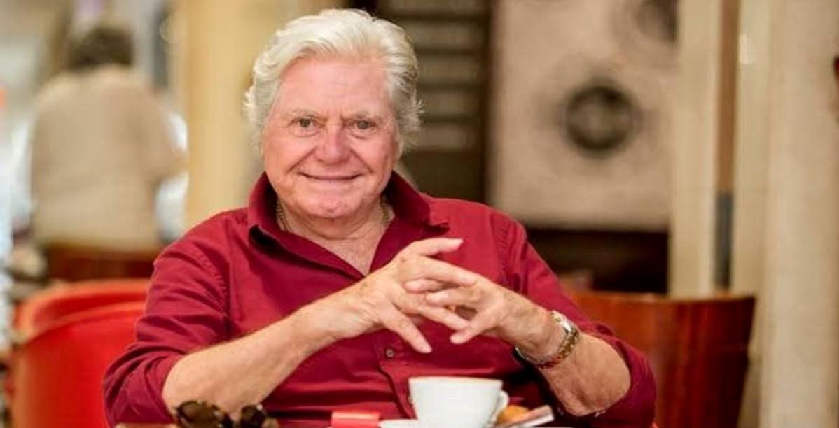 إطلالة حسين فهمي في شبابه