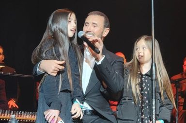 كاظم الساهر يغني مع حفيدتيه ويتعرض لوعكة صحية