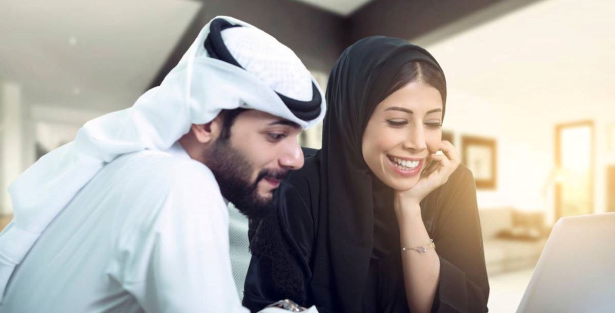 علامات إعجاب الرجل بالمرأة في العمل