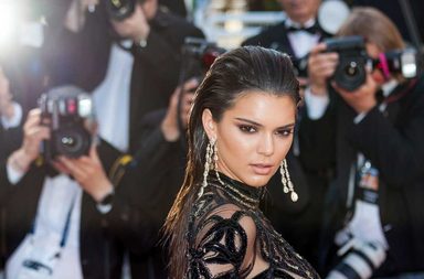 بشرة النجمات الصافية والمشرقة