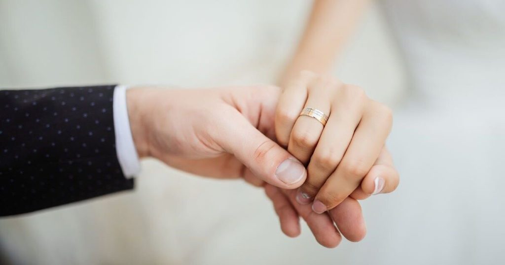 دلالات حلم الخطوبة للعزباء