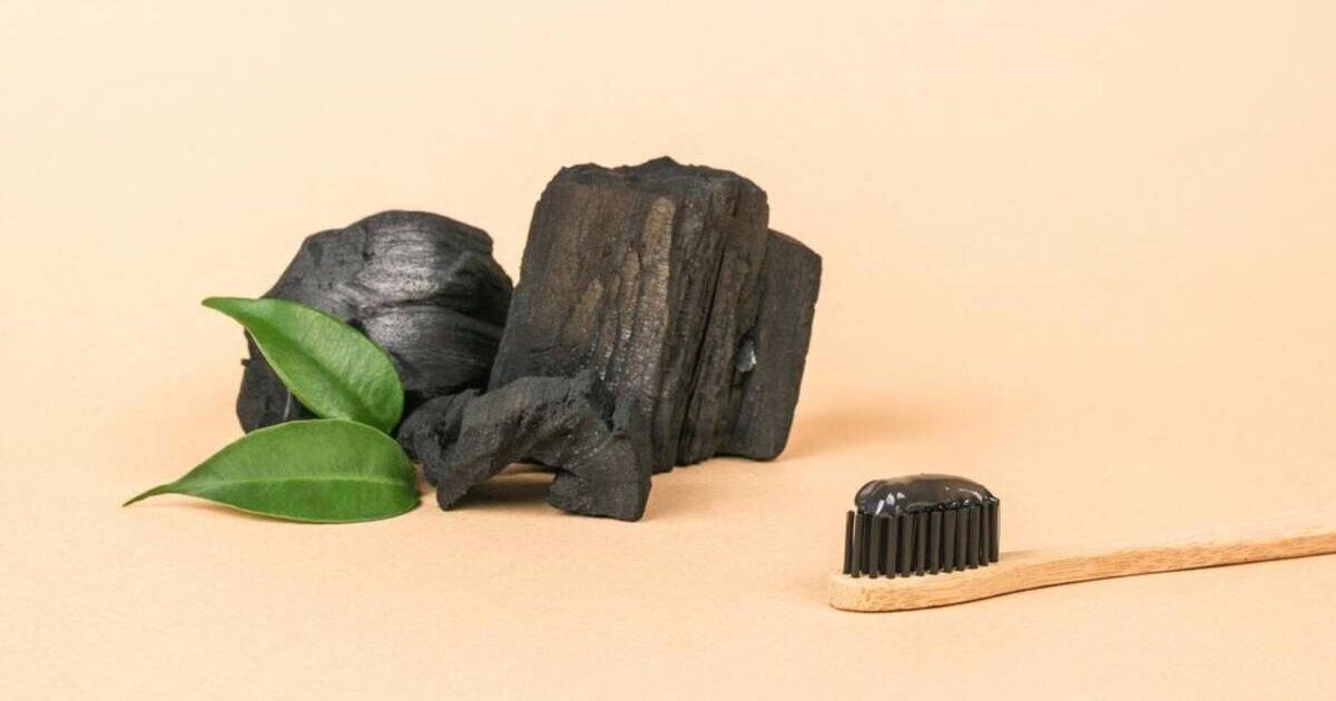 الفحم لتبييض الأسنان