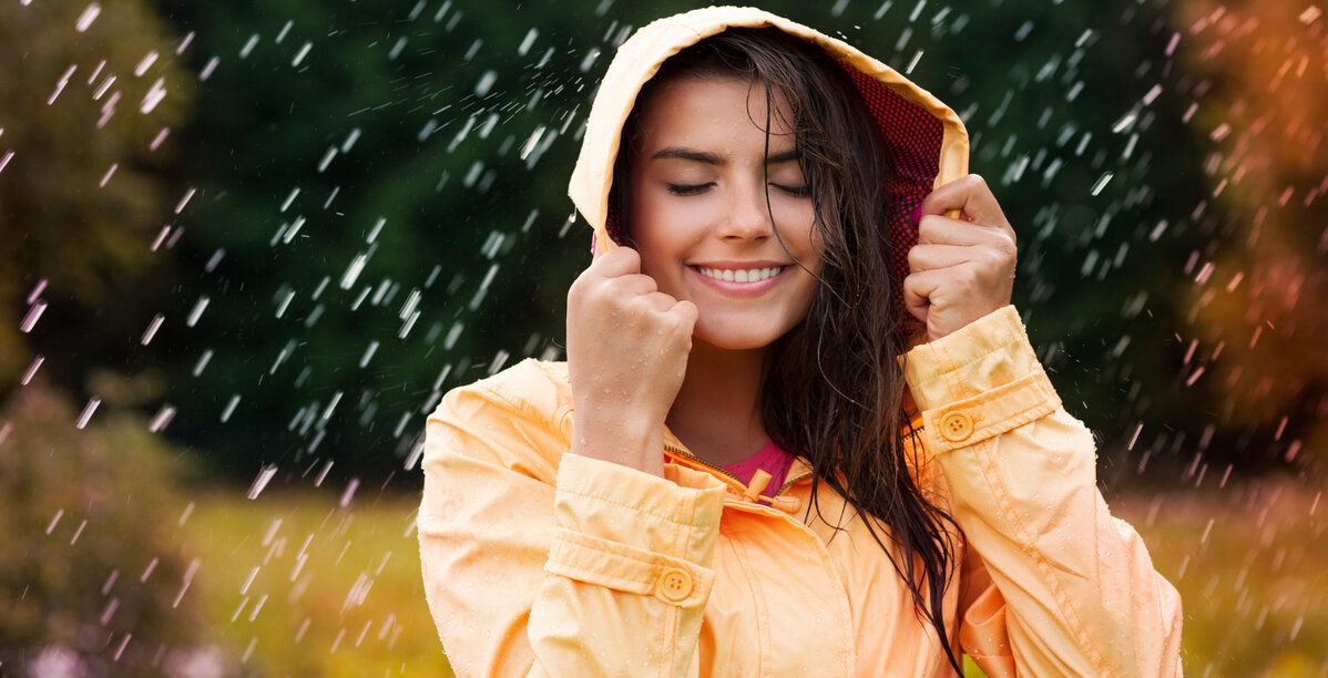 حلم تساقط المطر على شخص