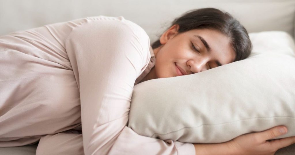 تفسير حلم الخروج بدون ملابس للعزباء