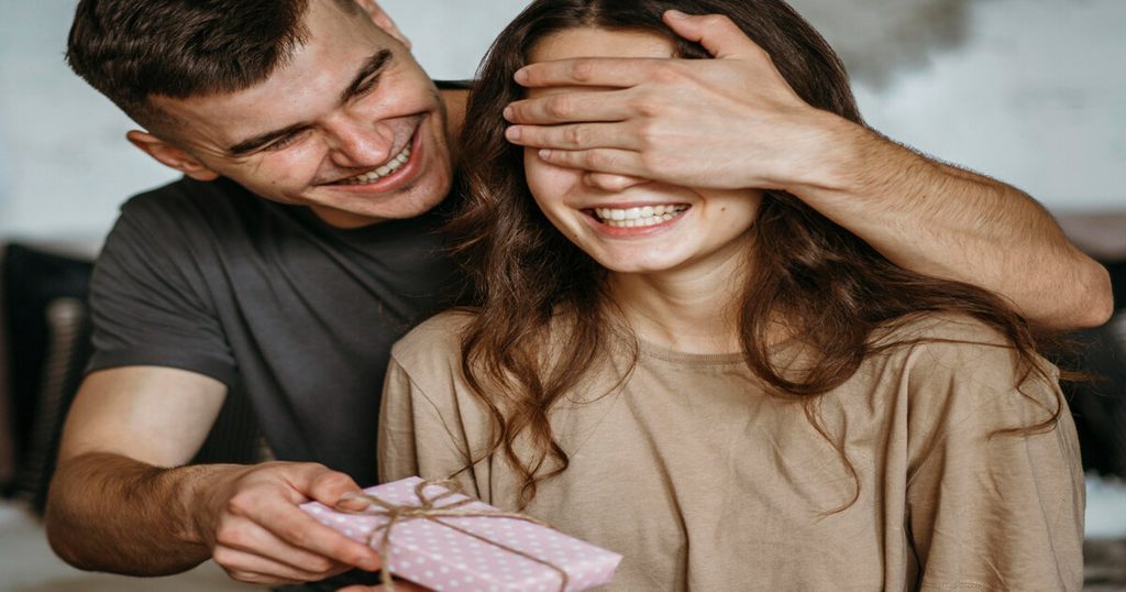 تصرفات الرجل تفضح مشاعره