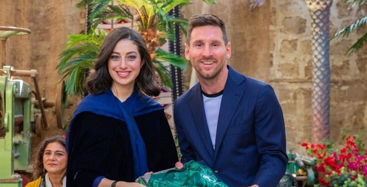 لاعبة كرة القدم السعودية فرح جفري تُهدي اللاعب ميسي هدية خاصة