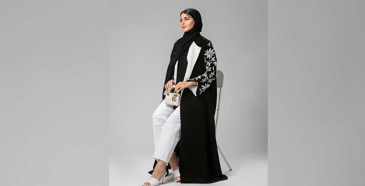 طرق لتنسيق العباءة في الصيف
