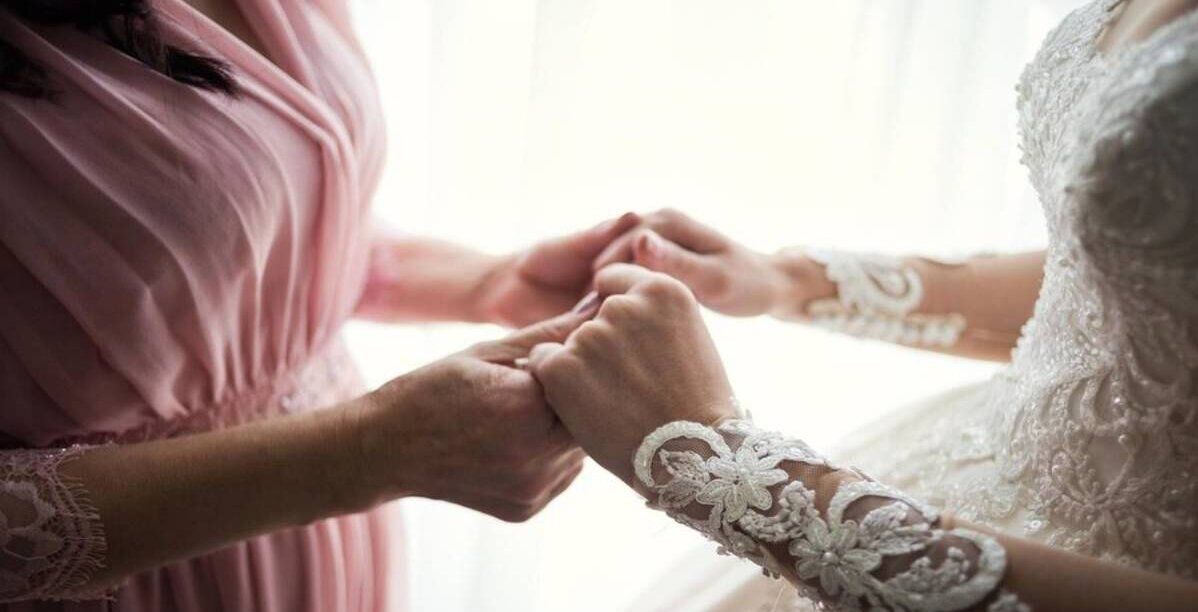عبارات تهنئة لأم العروس
