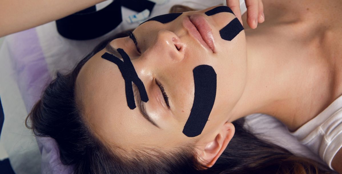 شد الوجه بالشريط اللاصق