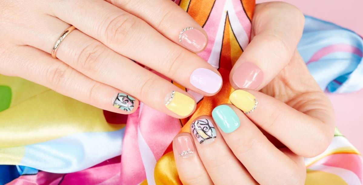 صيحات طلاء الاظافر القصيرة