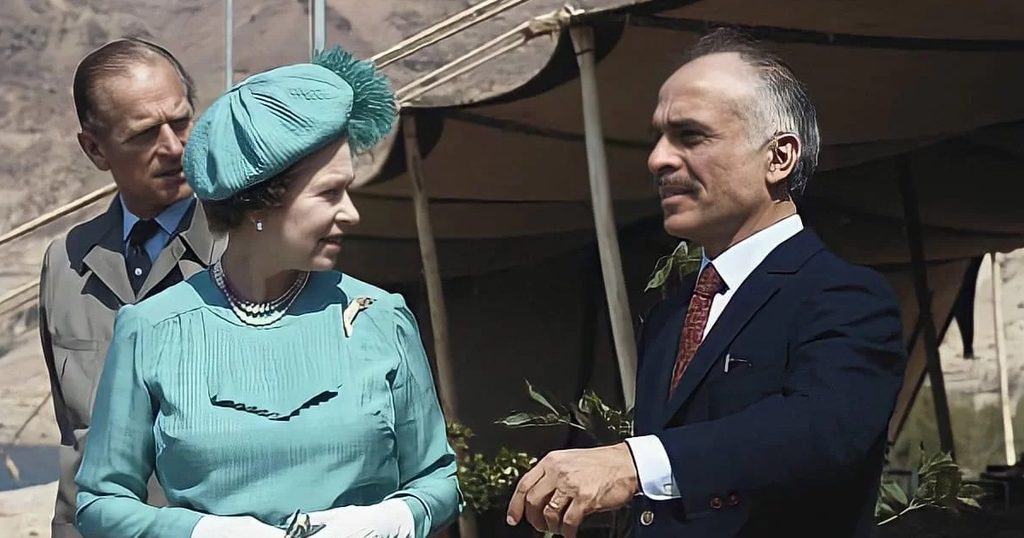 صورة الملكة اليزابيث مع القادة العرب