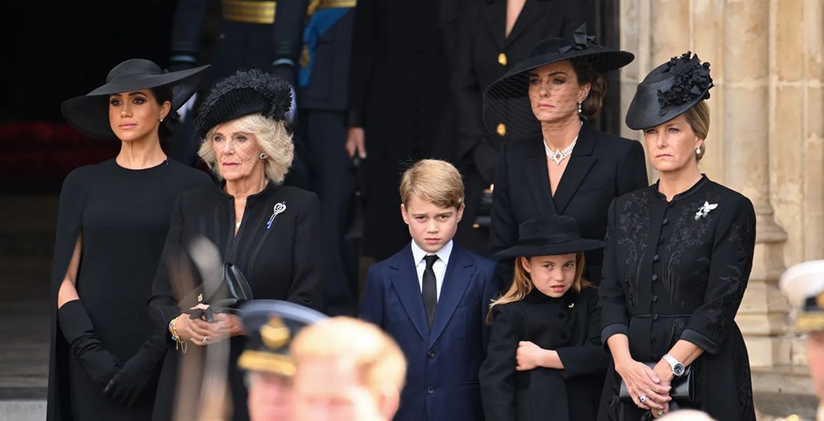 جنازة الملكة إليزابيث والاميرات والملكات خلالها