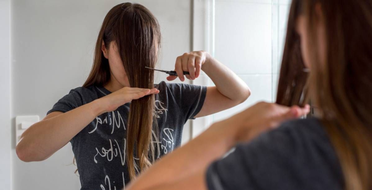 طريقة قص الشعر في البيت