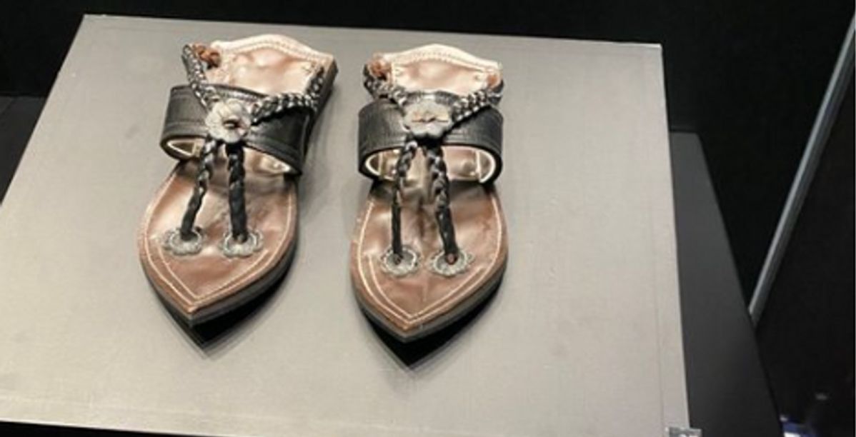 معرض الهجرة في "إثراء" يستعرض نُسخة من حذاء النبي محمد
