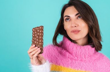 إمراة تتناول الشوكولاته