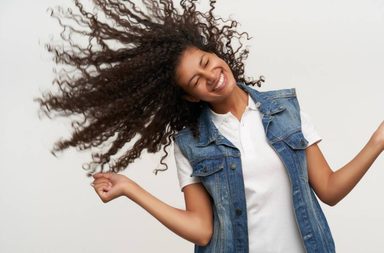 حيل منزلية للعناية بالشعر المجعد والحفاظ على تموّجاته