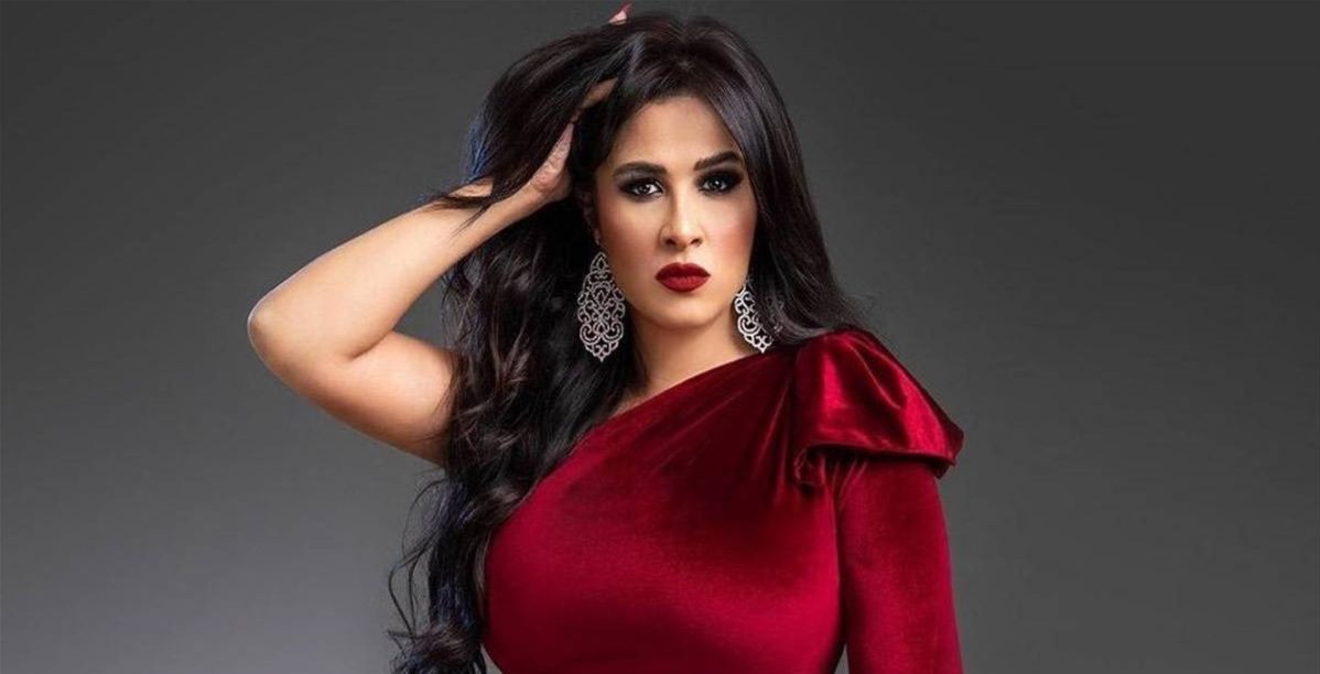 ياسمين عبد العزيز في فيديو نادر وهي تغني "يا واد يا تقيل""