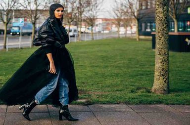 طريقة تنسيق بنطلون جينز واسع للمحجبات