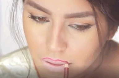 بالفيديو، تكبير الشفاه بالروج