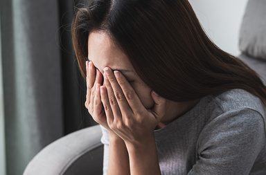 لماذا يخون الرجل شريكته مع أخرى أقل منها جمالاً؟