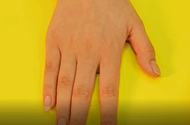 بالفيديو، كيفية وضع طلاء الاظافر من دون اخطاء