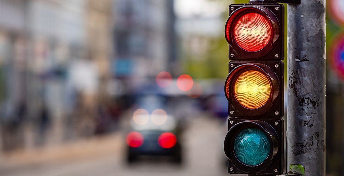 هل اللون الأعلى في الشارة الضوئية فعلًا أحمر؟