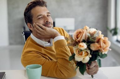 علامات تدل على أن شخص يفكر فيك