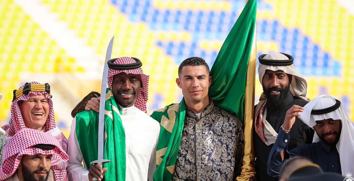 كريستيانو رونالدو يشارك باحتفالات يوم التأسيس ويؤدي رقصة العرضة بالثوب السعودي